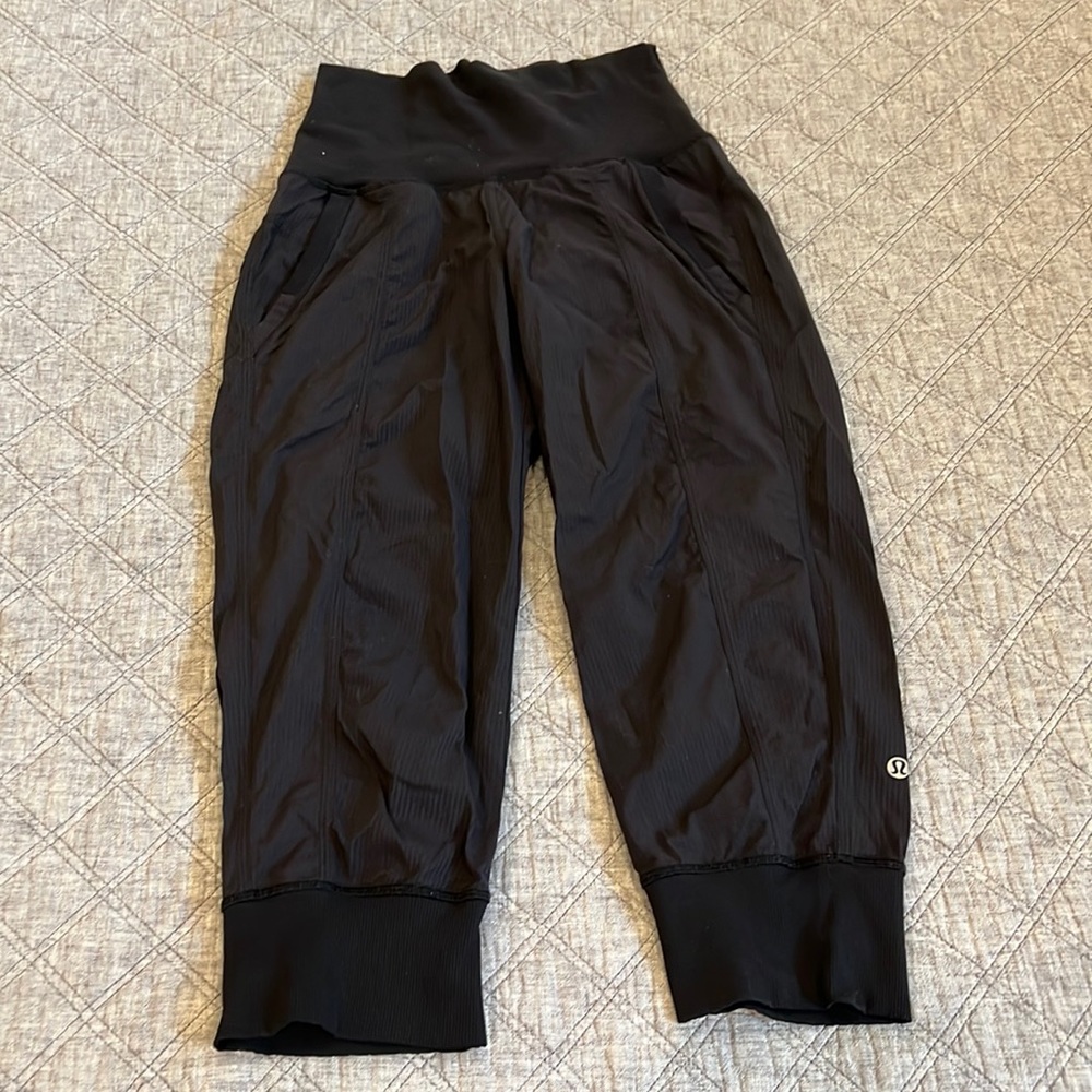 Black lululemon “vintage” capri pants.